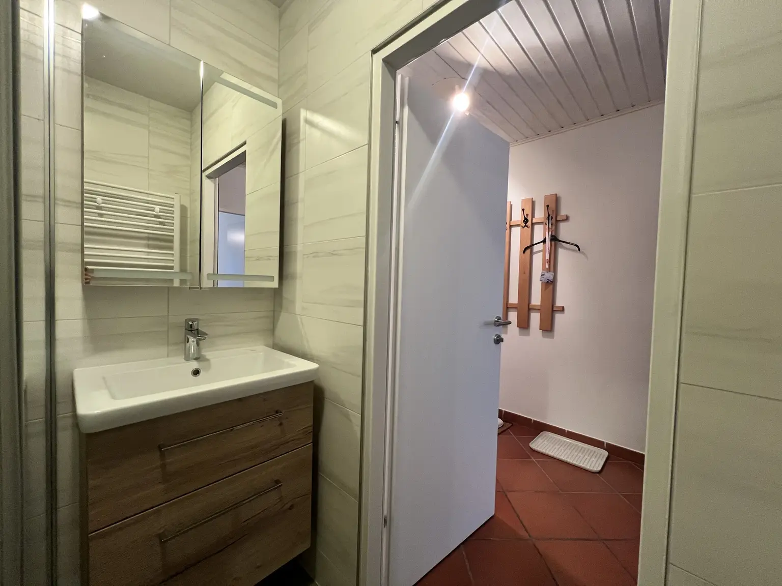 Badezimmer mit Blick ins Vorzimmer