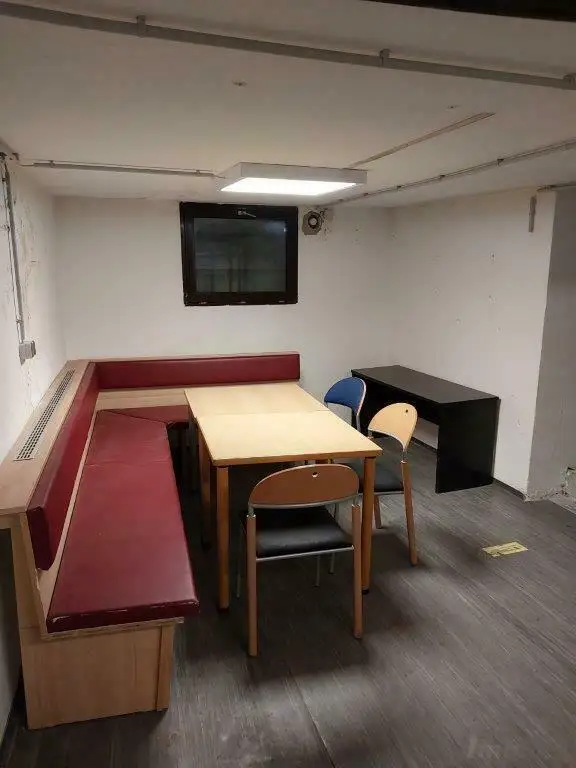 Geschäftslokal mit Verkaufsraum, Büroräumen, Lagerräumen im UG und Parkplätzen bei Dietrichsteinplatz zu vermieten!