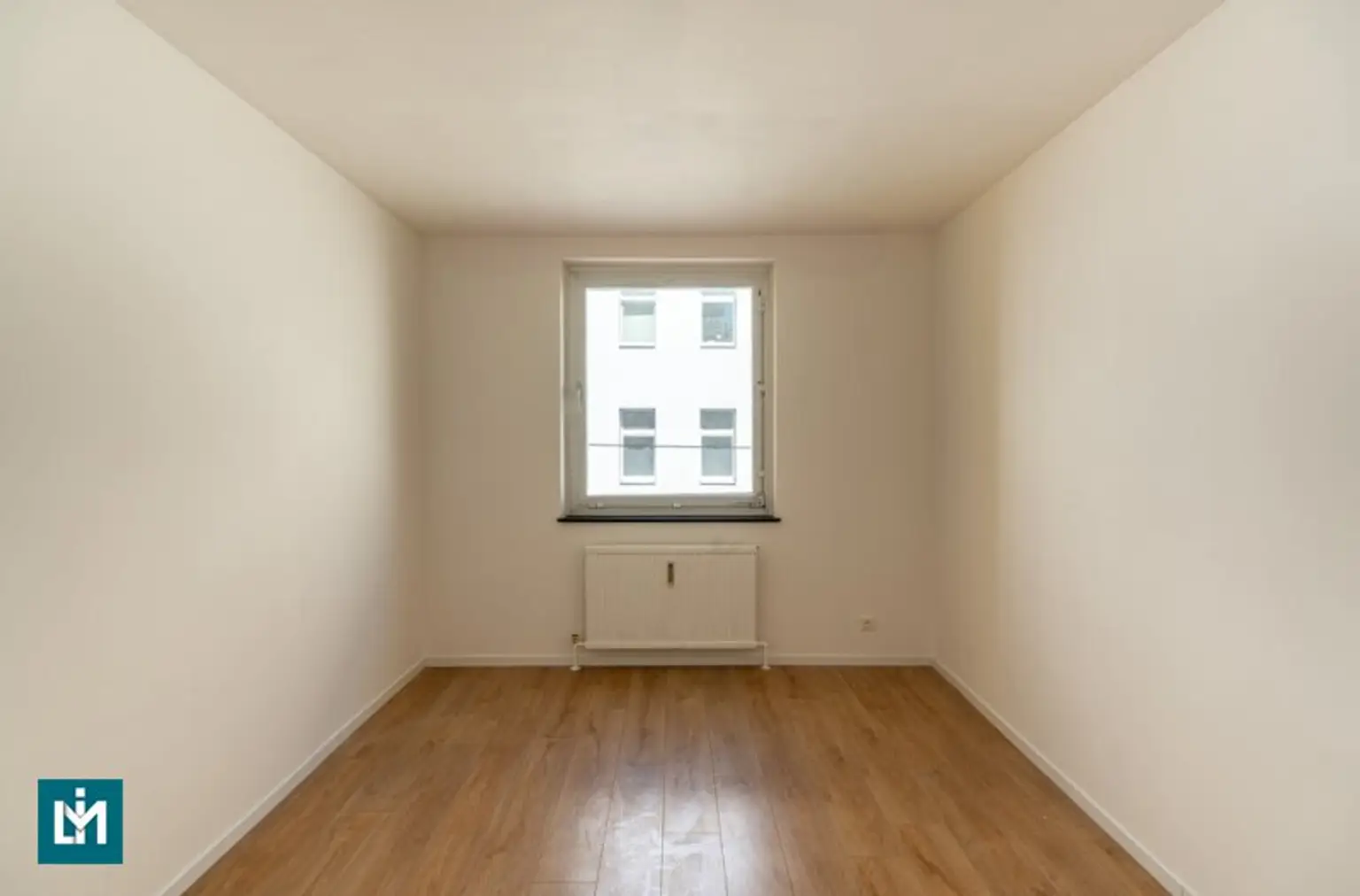 HOCHWERTIGE 3 - ZIMMER WOHNUNG / NÄHE SCN
