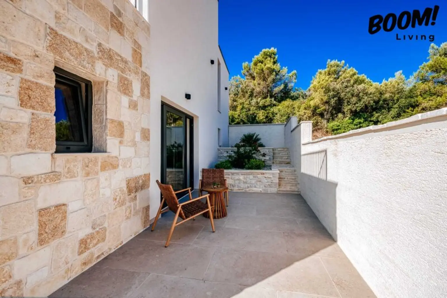 Mediterraner Traum trifft moderne Urbanität - Stillvolle Design Villa im Herzen der Insel Iz