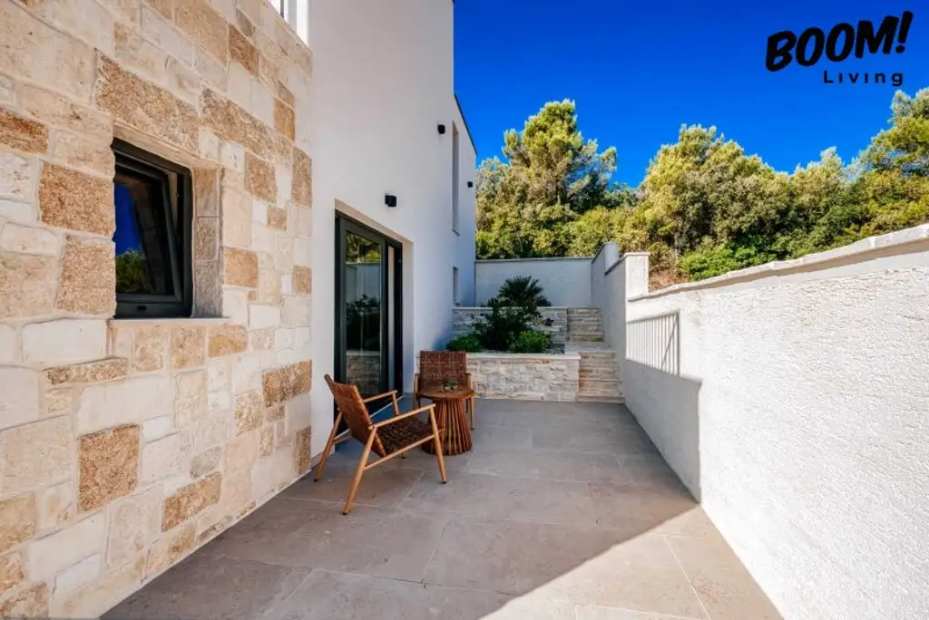 Mediterraner Traum trifft moderne Urbanität - Stillvolle Design Villa im Herzen der Insel Iz