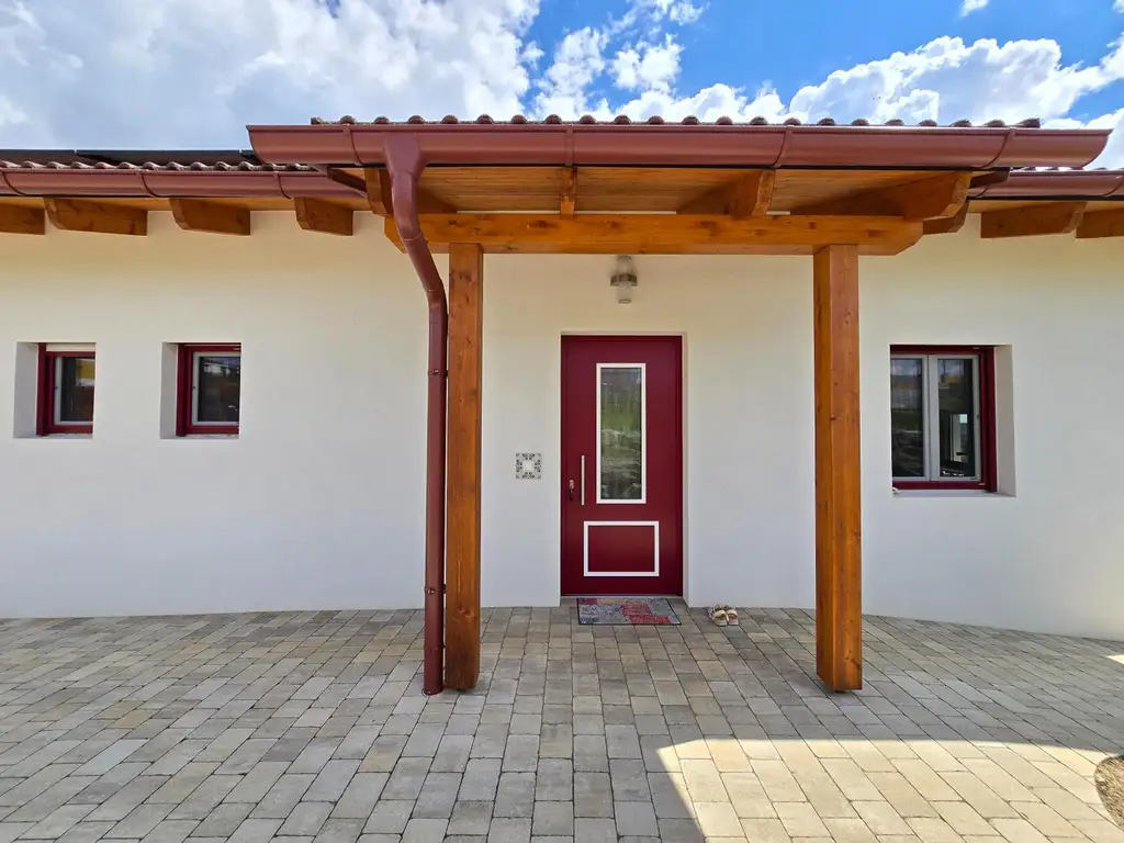 Neuwertiger Bungalow mit einzigartiger Steingartengestaltung und Naturteich