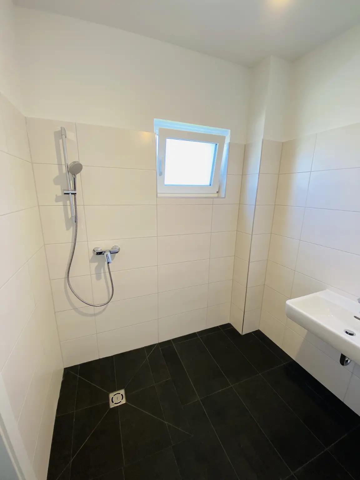 4 Zimmer-Balkonwohnung mit traumhaftem Balkon und 2 Tiefgaragenparkplätzen in spitzen Lage in Kalsdorf
