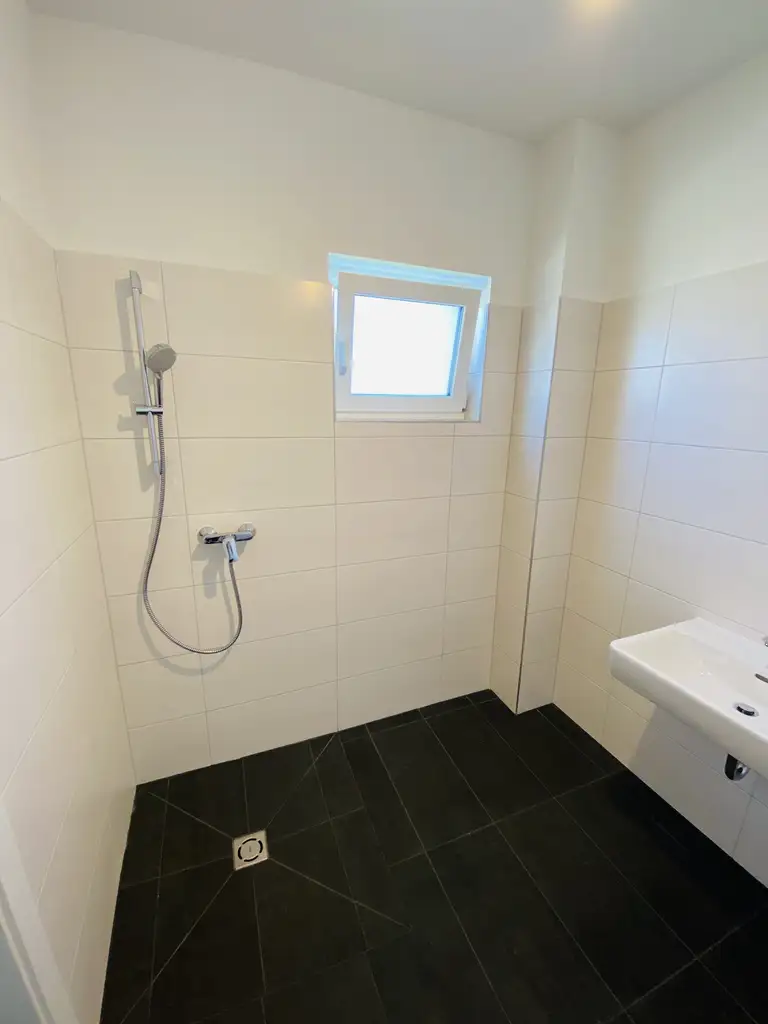 4 Zimmer-Balkonwohnung mit traumhaftem Balkon und 2 Tiefgaragenparkplätzen in spitzen Lage in Kalsdorf