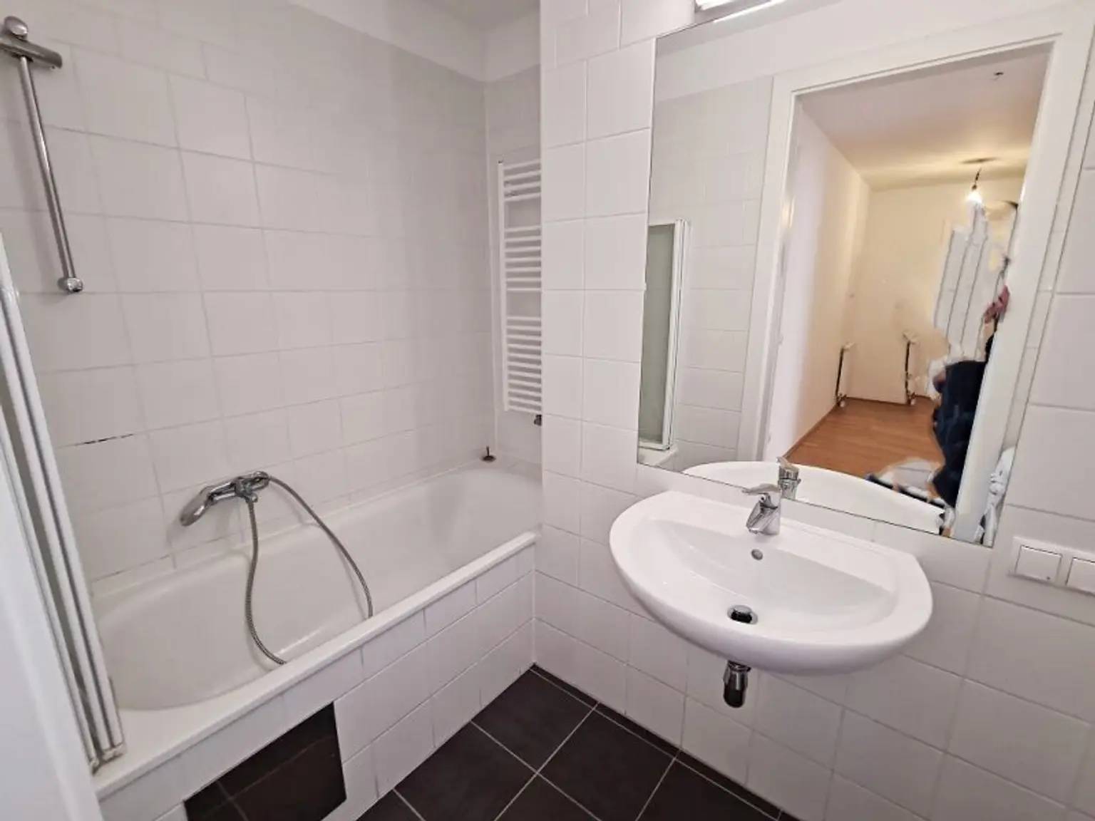 U1-NÄHE, gepflegte 68 m2 Neubau inkl. 4 m2 Loggia, 2 Zimmer, Wannenbad, Parketten, 2. Liftstock, Humboldtgasse