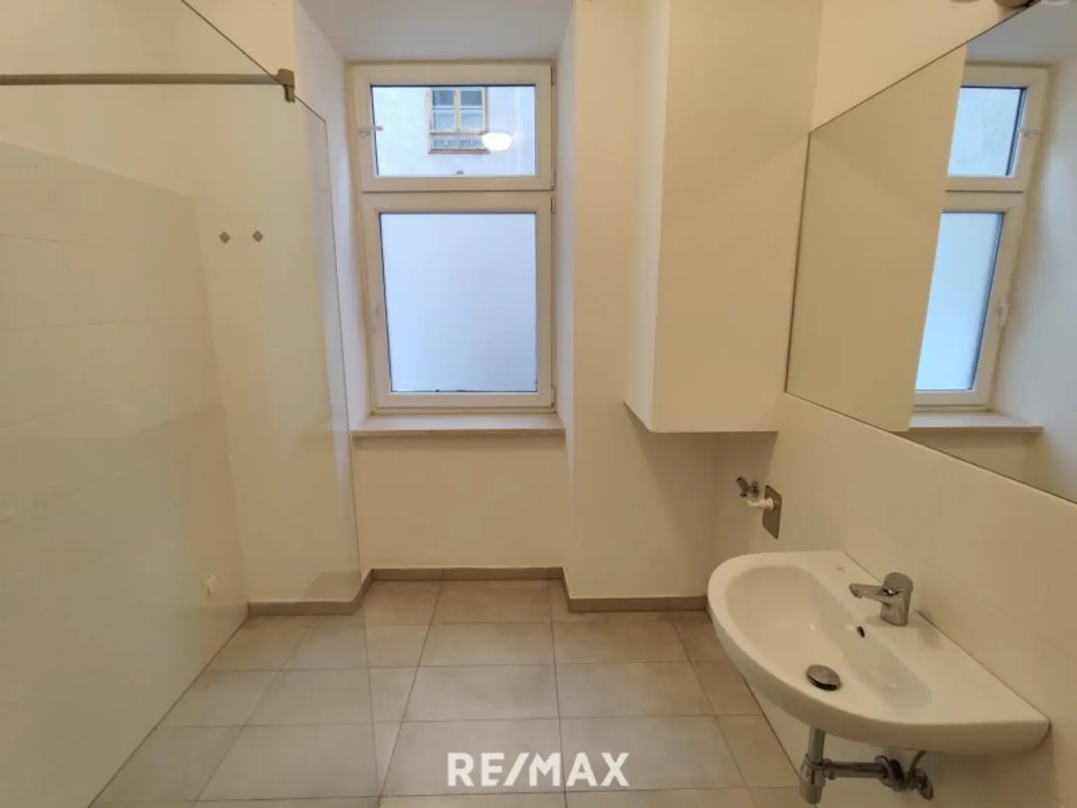 Badezimmer mit Dusche EG