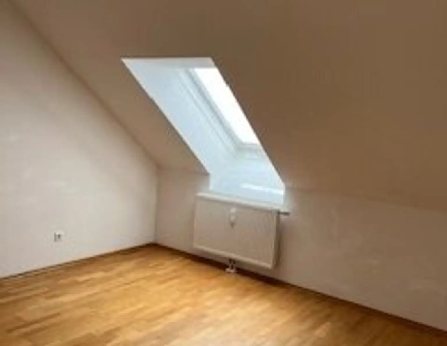 ANLEGERWOHNUNG: Schöne Dachgeschosswohnung, in bester Stadtlage Nähe der Universitäten im Bezirk Graz Leonhard, gepflegt mit guter Ausstattung - 58.85m²