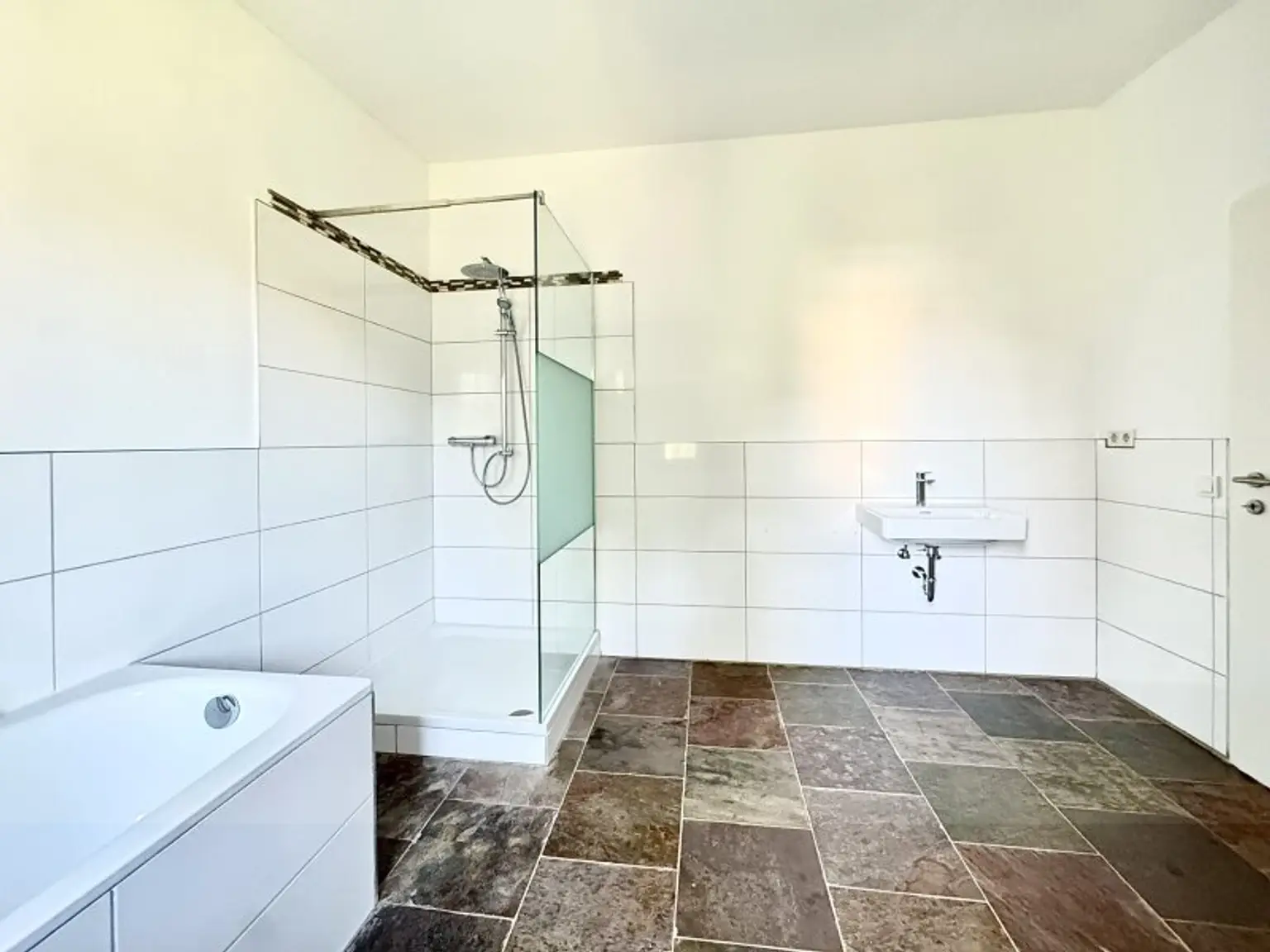 Grüne Ruheoase mit toller Infrastruktur I großzügiger Garten + Balkon I geräumige Zimmer I 2 Bäder I Alarmanlage I