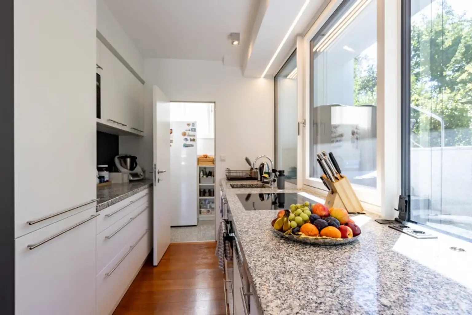 Exklusives Weinberg-Refugium: unverbaubarer Panoramablick in absoluter Ruhelage I hightech Pool I Dachterrasse mit Whirlpool I Erdwärme, Solarpaneele, Fußbodenheizung, Kühldecke