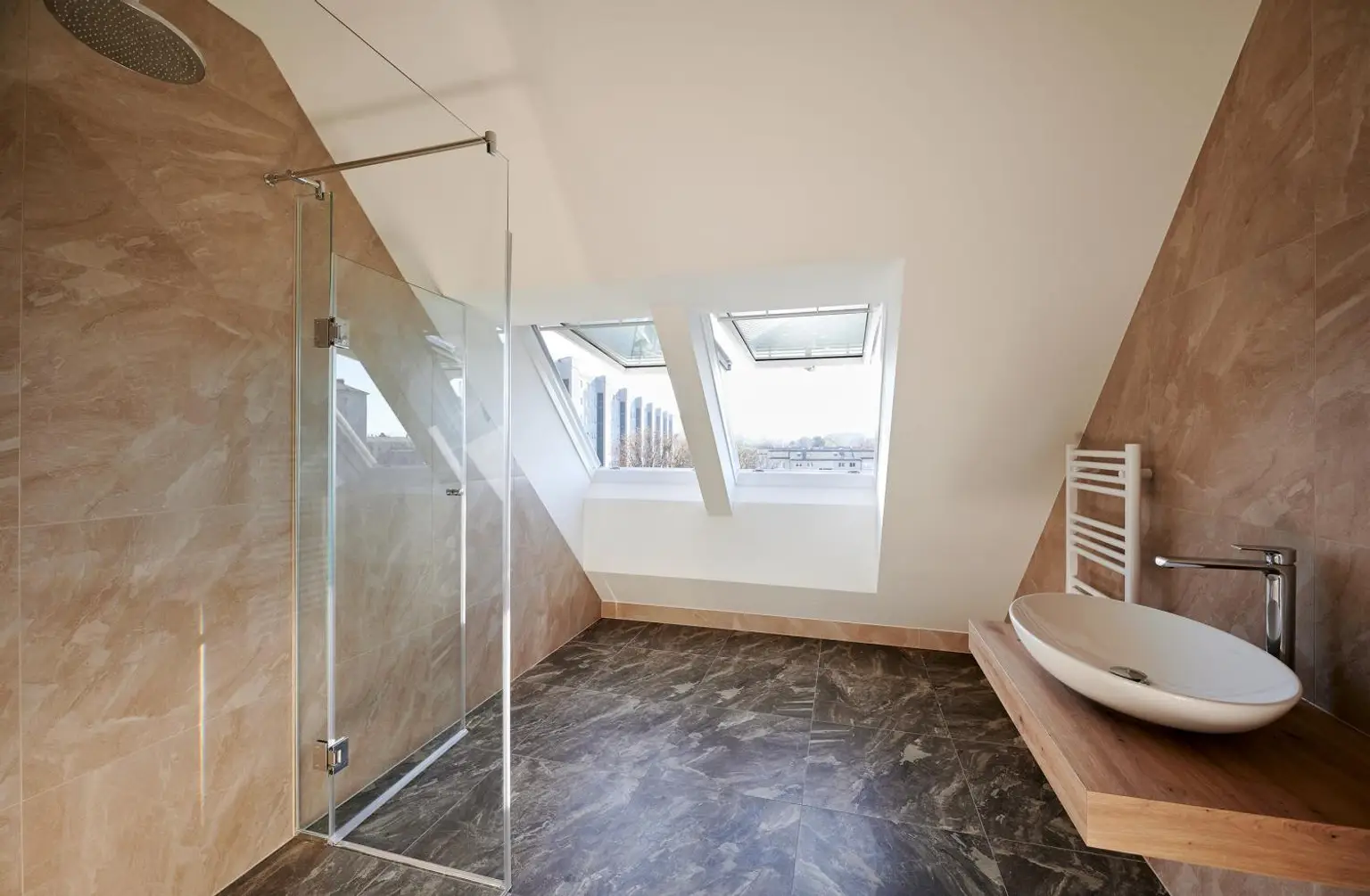 4-Zimmer-Dachgeschosswohnung mit Terrasse in idyllischer Grünlage 
nahe Donau - ERSTBEZUG!