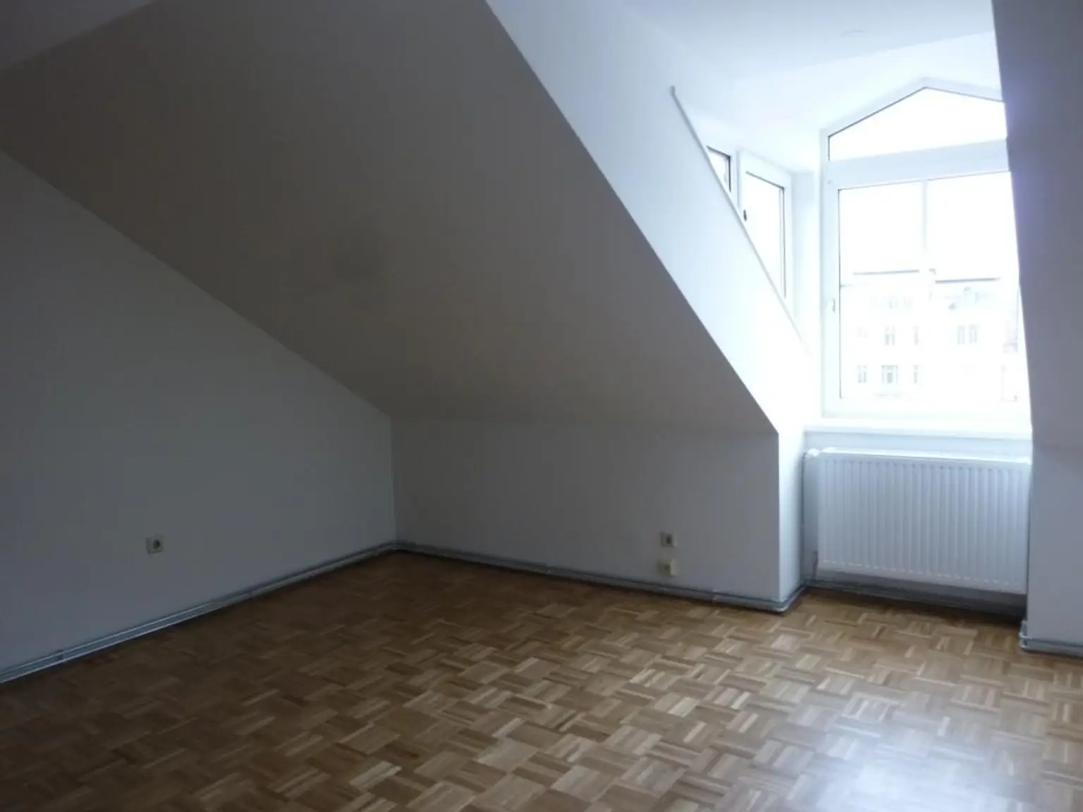 2-Zimmer-DG-Wohnung mit Zugang zur Terrasse!