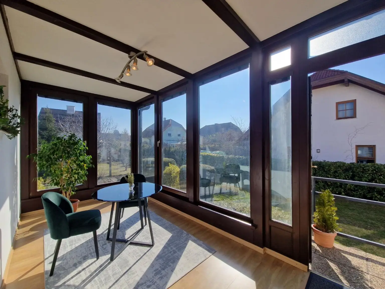 Veranda mit separatem Eingang zum Zubau