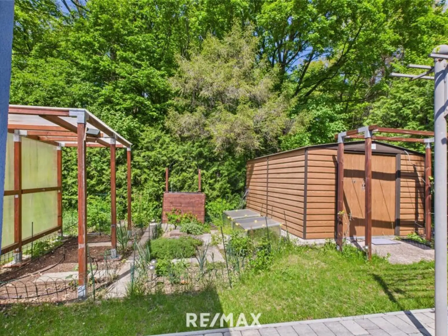 Gemüsegarten hinter dem Haus samt Gartenhaus