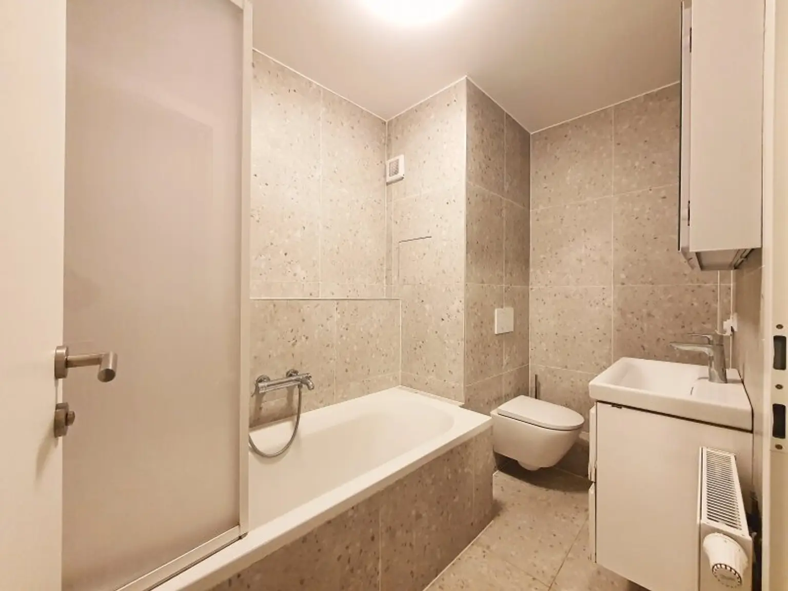 modernes Badezimmer + extra WC