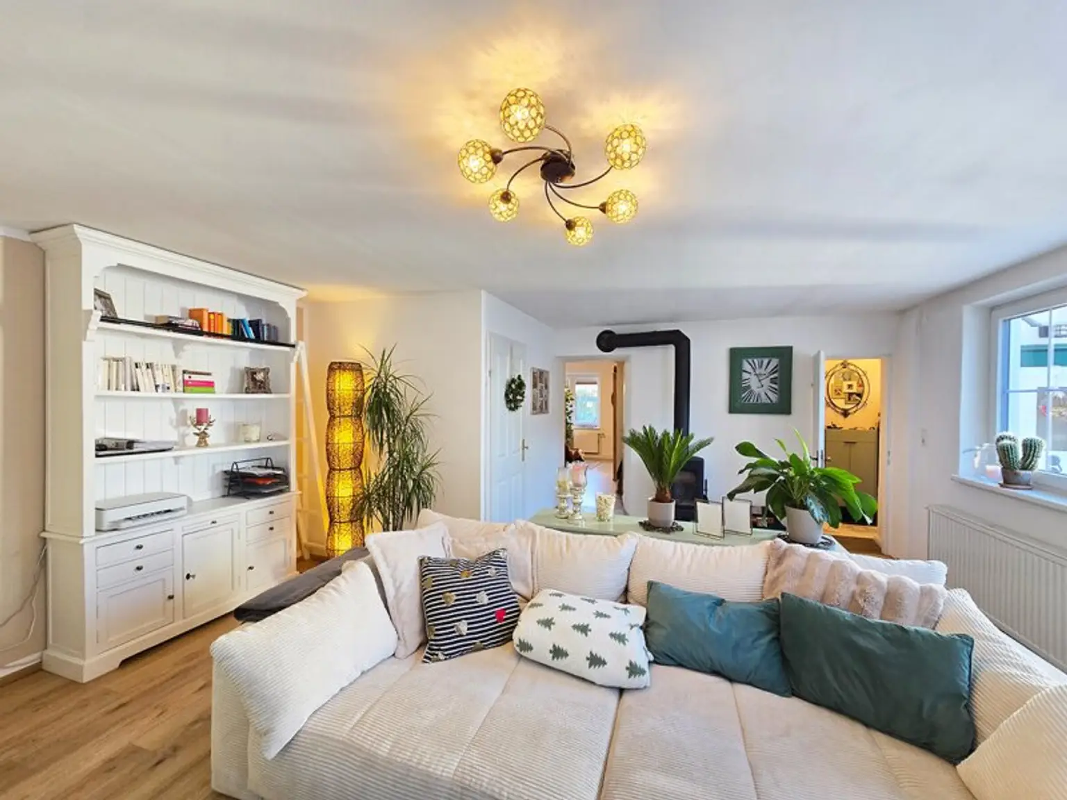 *** TOP SANIERTES HAUS IN ZENTRUMS-LAGE *** KACHELÖFEN *** TERRASSEN *** uvm....