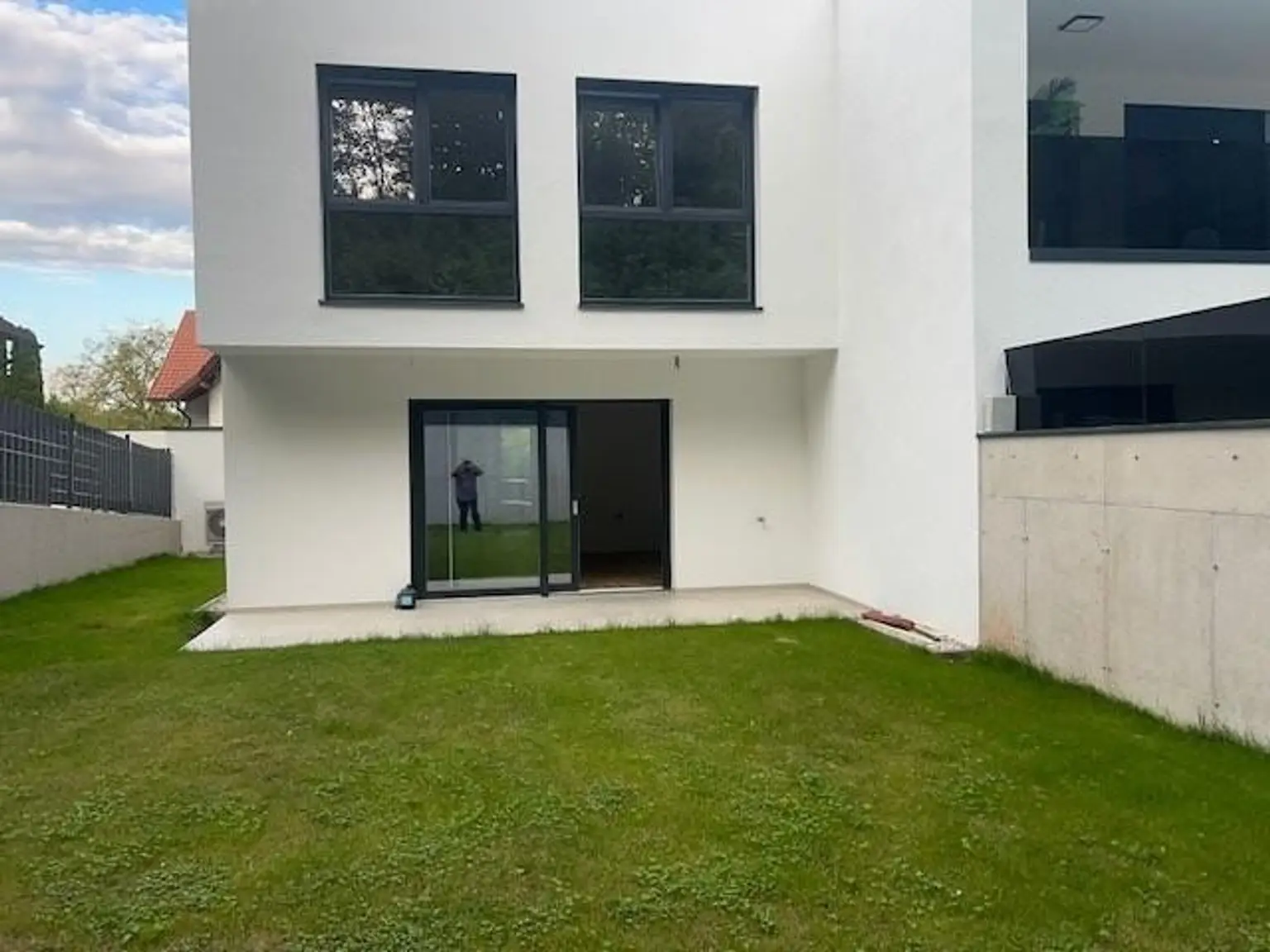 Neu gebaute Doppelhaushälfte mit großem 3fachcarport  in beliebter Siedlung