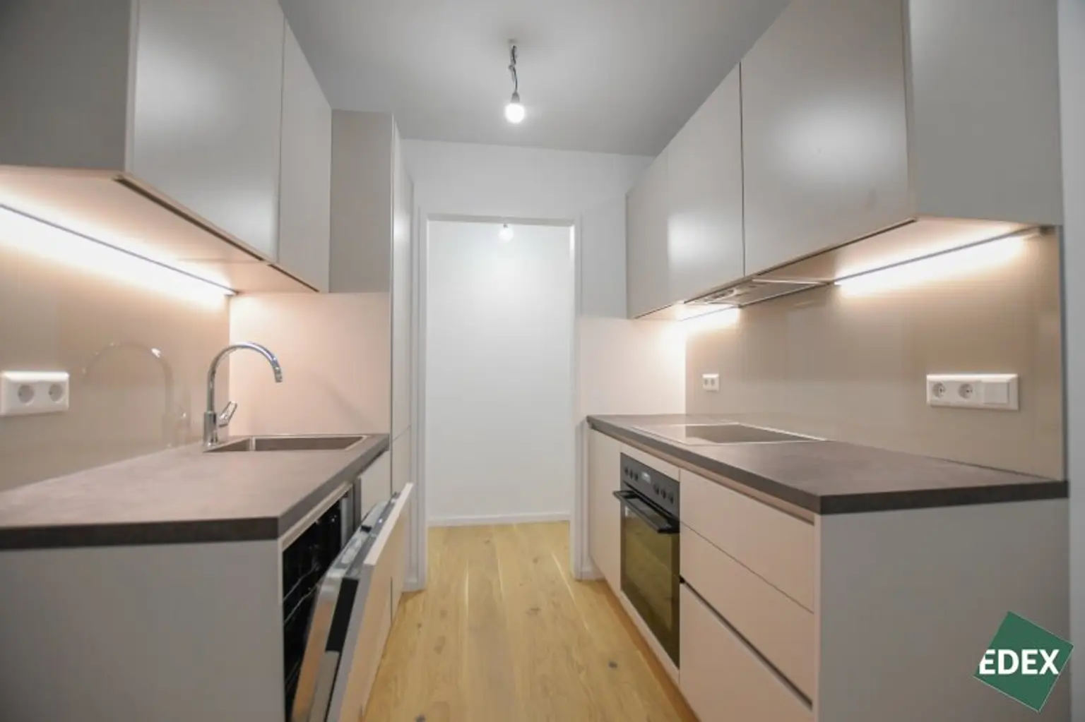 Erstbezug nach Sanierung: Schöne 2 Zimmer-Wohnung mit Loggia und Top-Anbindung