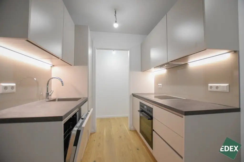 Erstbezug nach Sanierung: Schöne 2 Zimmer-Wohnung mit Loggia und Top-Anbindung