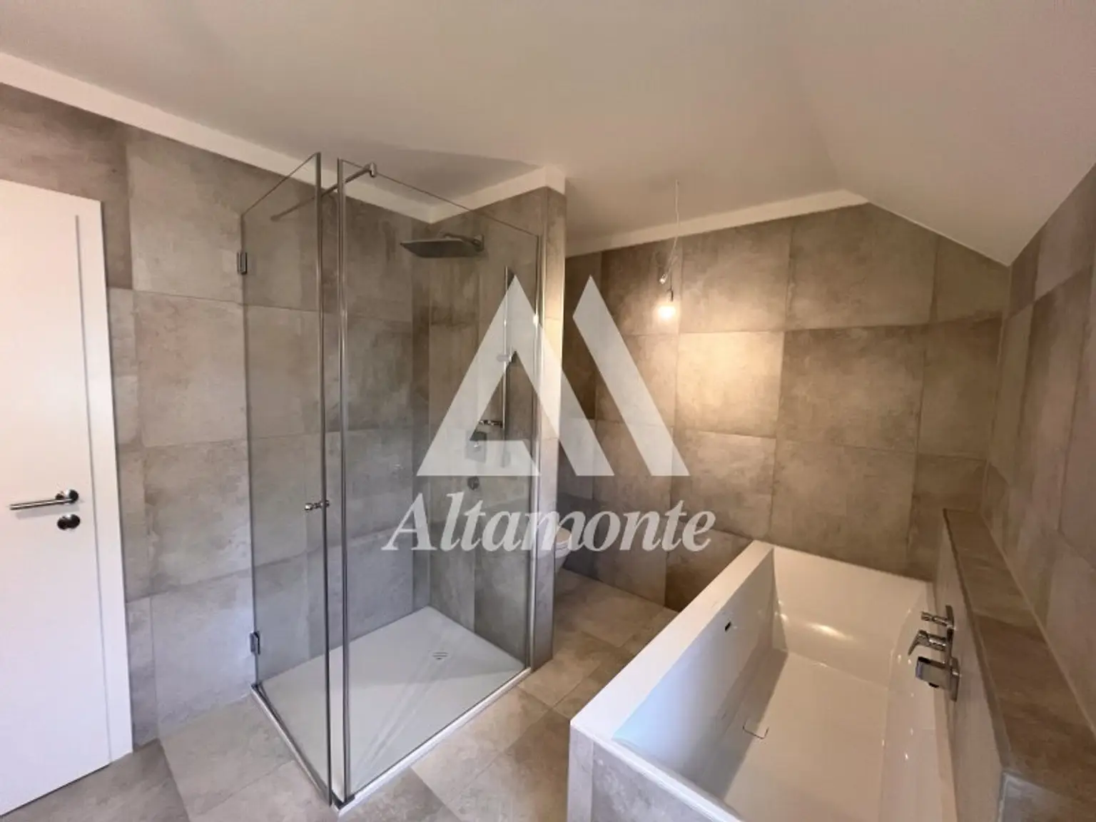 Badezimmer/Erster Stock