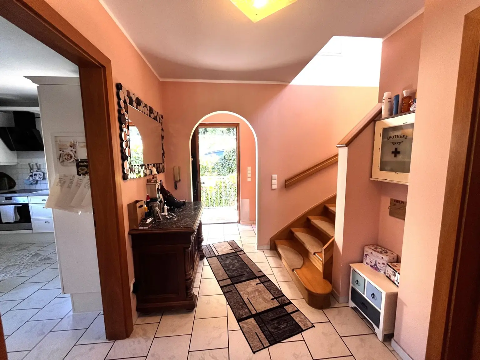 "Solides Haus mit Garten und Pool"