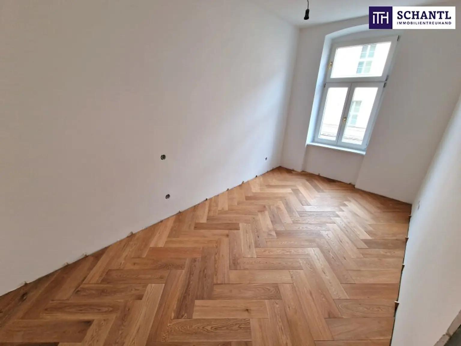 Revitalisiertes Altbaujuwel – alles, was das Herz begehrt! 3-Zimmer-Wohnung mit Klimaanlage, Terrasse, Luftwärmepumpe & edler Ausstattung mit Fischgrätparkett – überzeugen Sie sich selbst