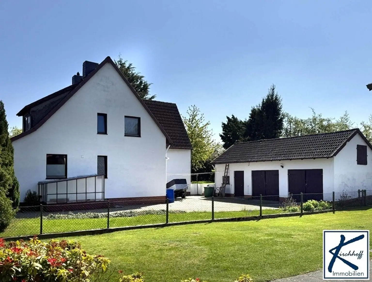 Haus und Nebengebäude