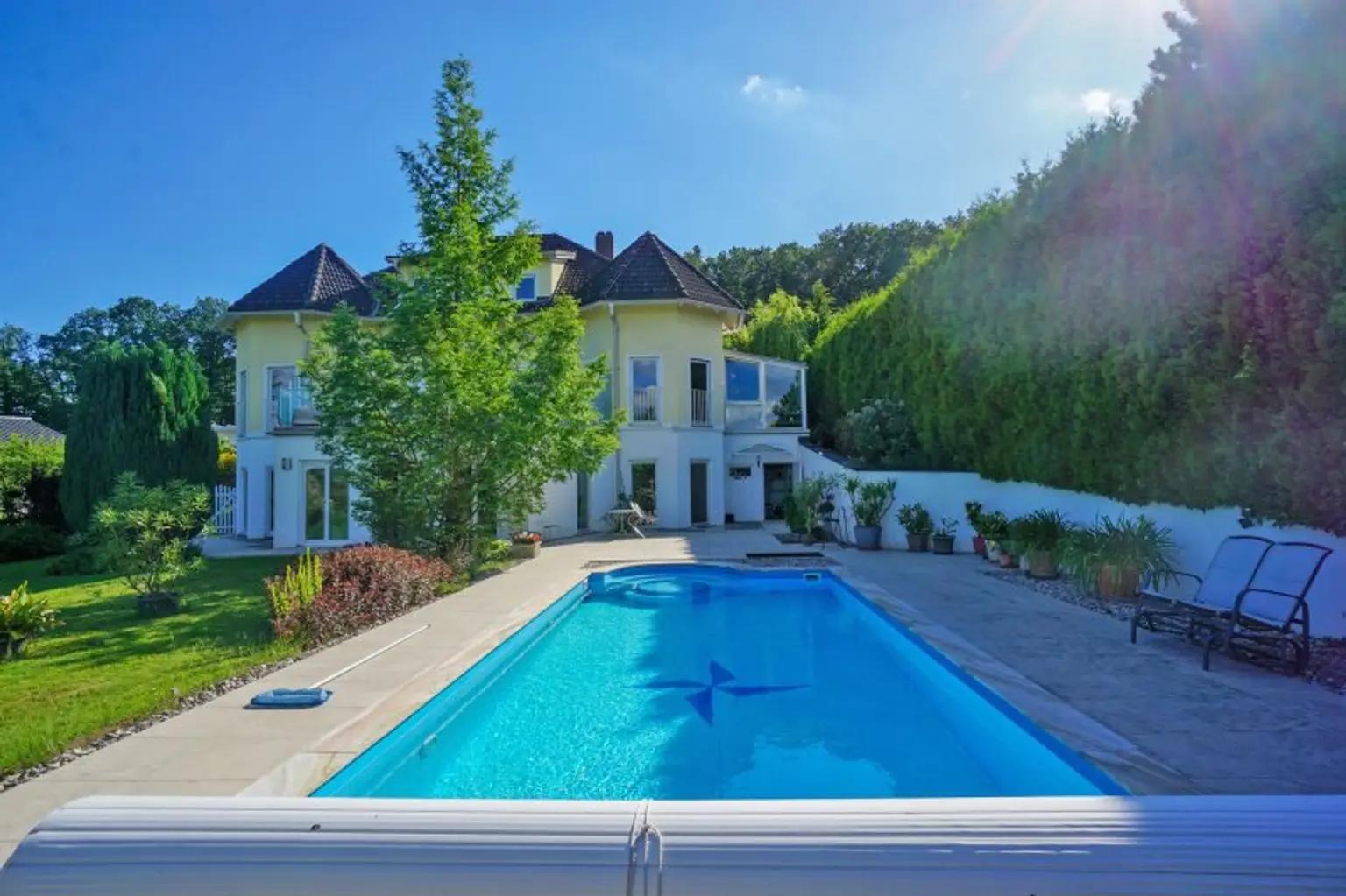 Hausansicht mit Pool