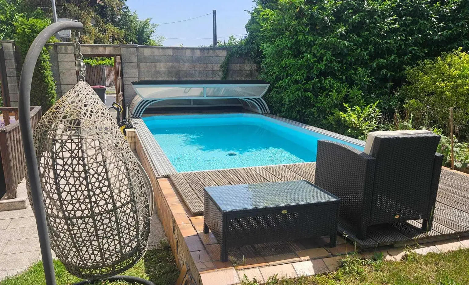 Pool mit Abdeckung