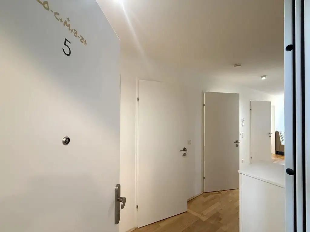 Exklusiv und komplett möblierte 3-Zimmer-Terrassenwohnung für gehob. Ansprüche // Excl. and fully furnished 3-room terr. apt for discerning tastes //