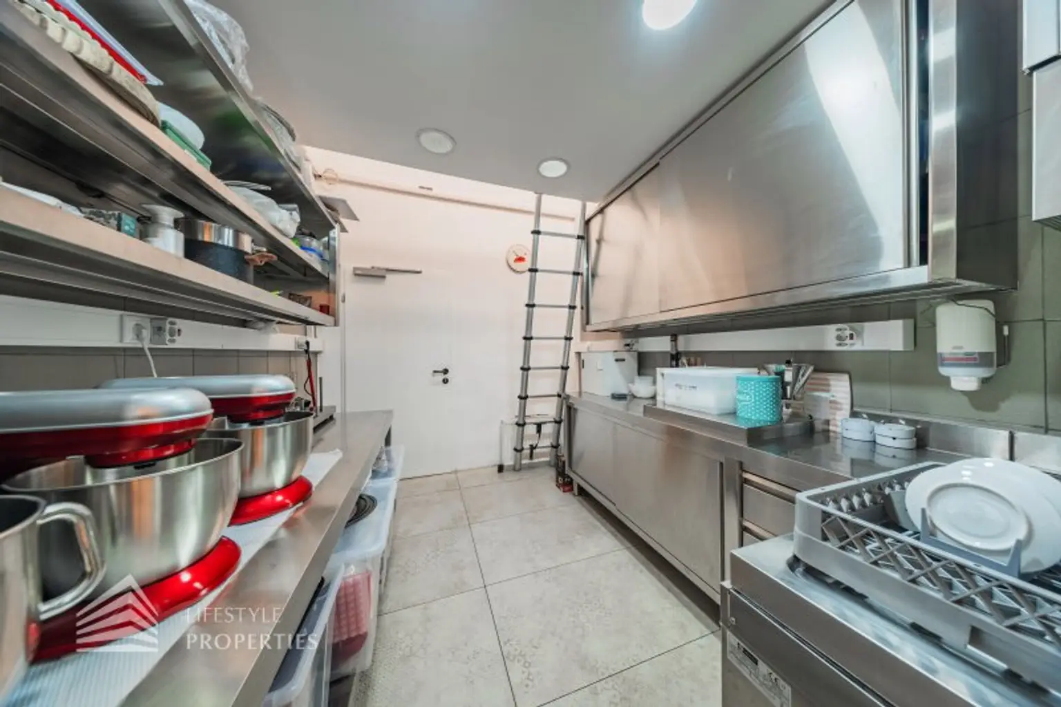 Voll ausgestattetes Café-Konditorei-Lokal – französischer Charme & betriebsbereit in lebendiger Lage