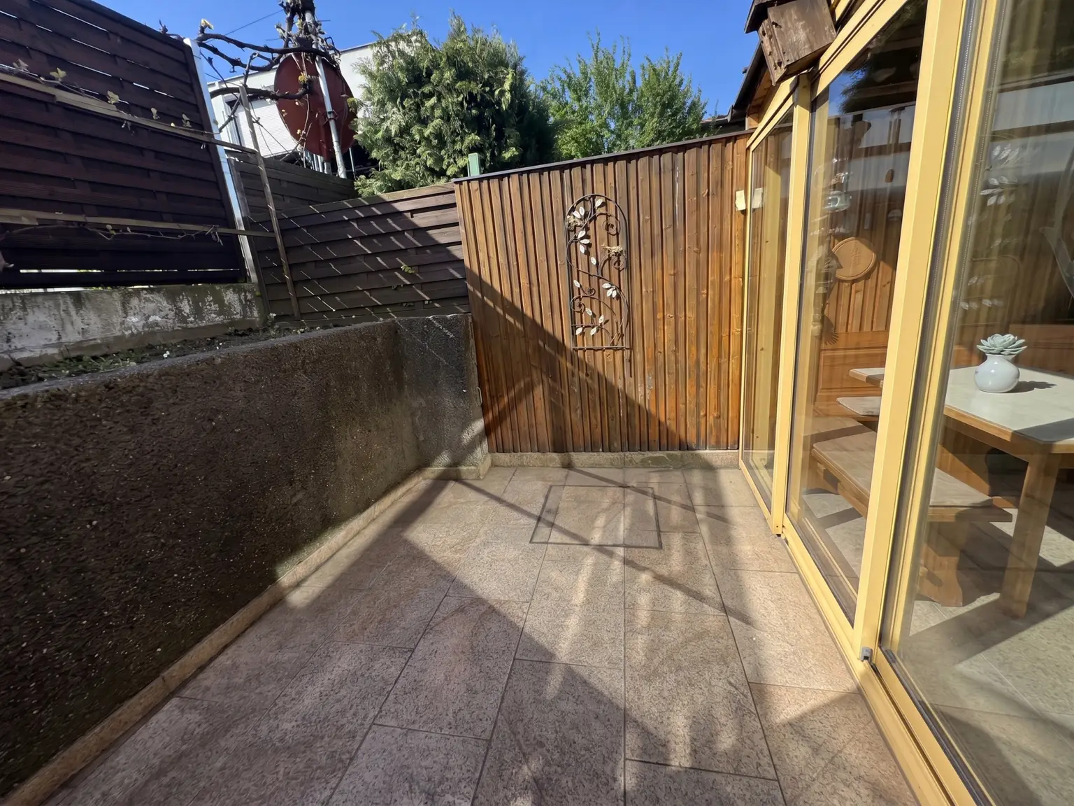 Terrasse teilweise überdacht