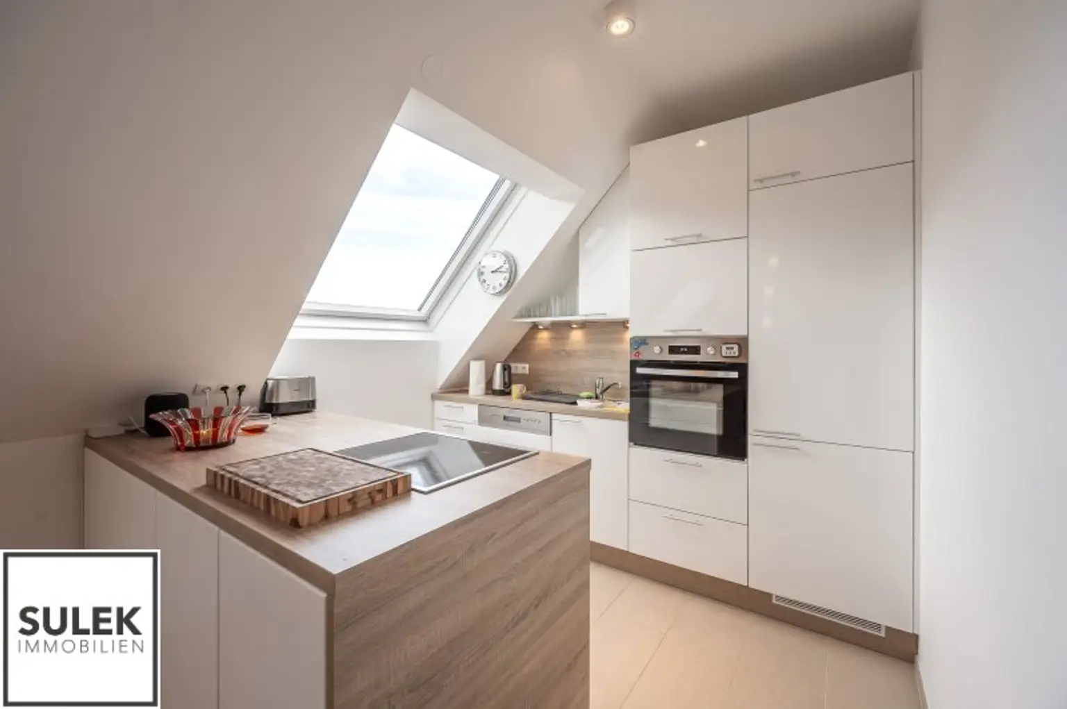 Ab Dezember: zentral begehbare 3 Zimmer Dachgeschoss Wohnung mit südseitigem Balkon im Herzen Döblings!