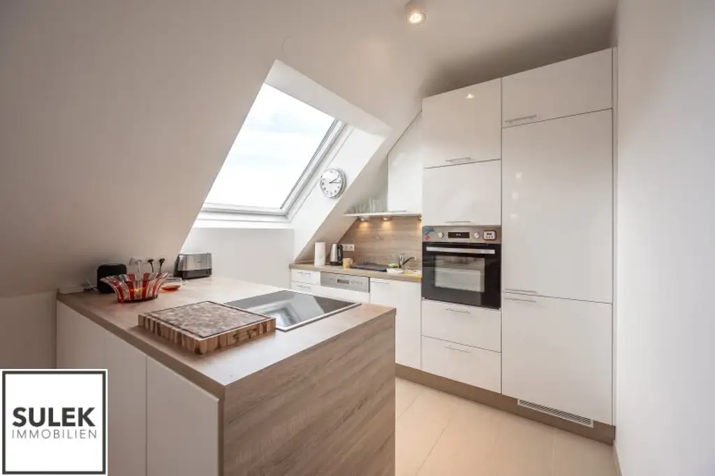 Ab Dezember: zentral begehbare 3 Zimmer Dachgeschoss Wohnung mit südseitigem Balkon im Herzen Döblings!