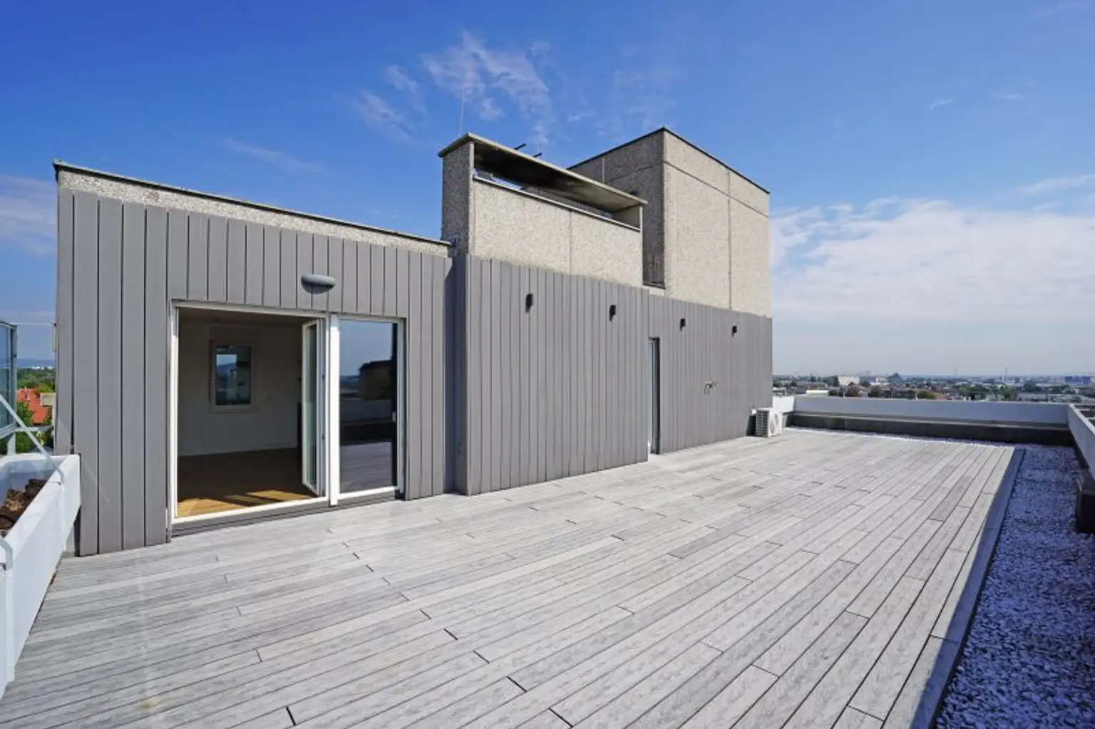 Penthouse-Wohnung | 131 m² Wfl. | 80 m² Dachterrasse mit 270°-Ausblick | PKW-Stellplatz | riesiger Gemeinschaftsgarten | im Zentrum