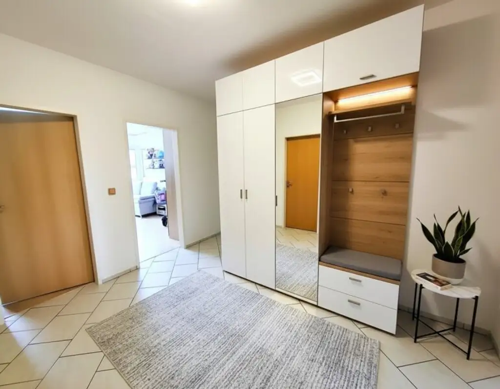 GEMÜTLICHE und HELLE  4 Zimmer-WOHNUNG - LOGGIA -LIFT