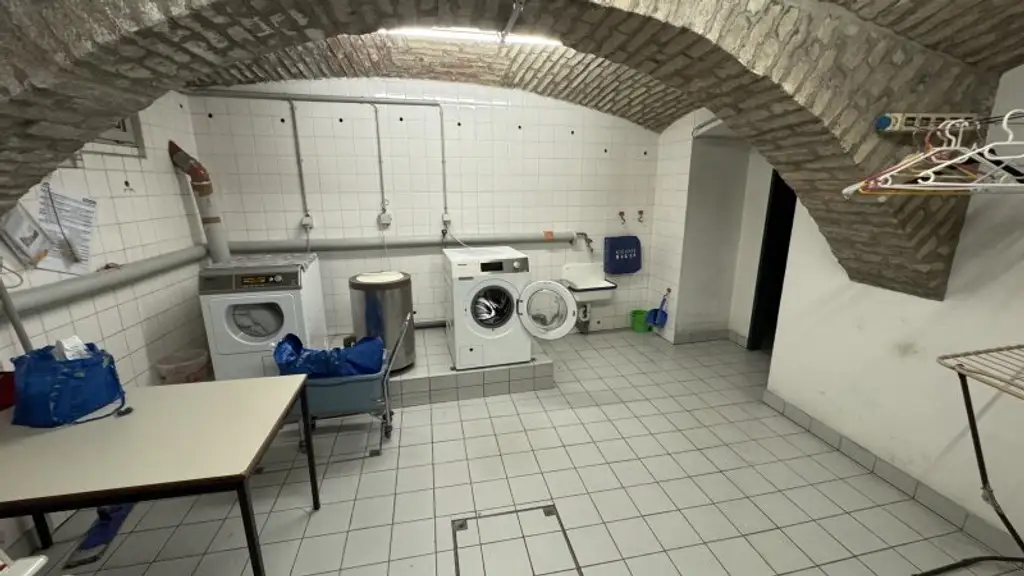 Lage Lage Lage - 99 m² Wohnung mit Potenzial & 4 Zimmern Nähe Kutschkermarkt