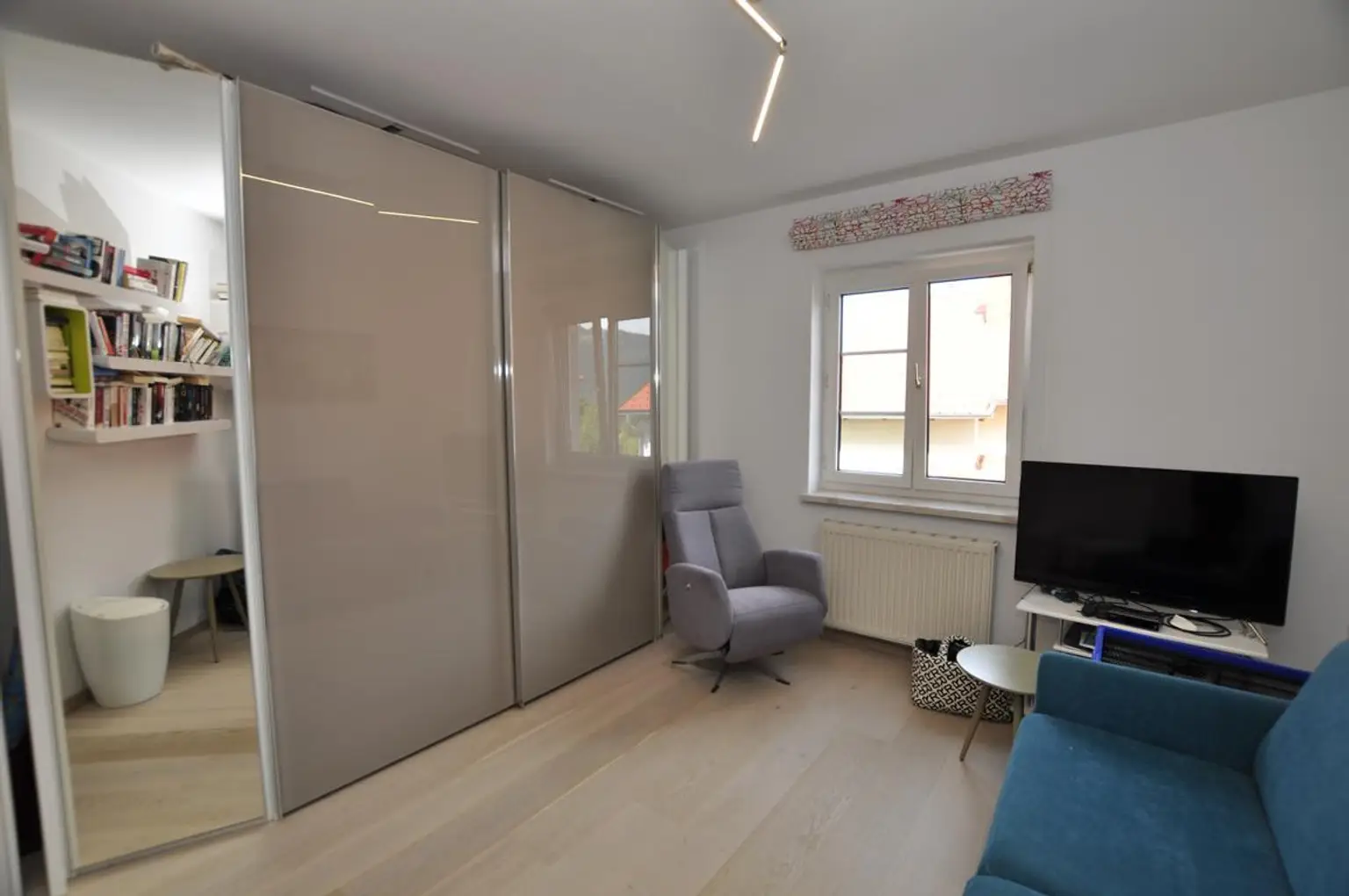 Sonnige 3-Zimmer-Wohnung im 1. Stock mit großer Loggia und Einzelgarage