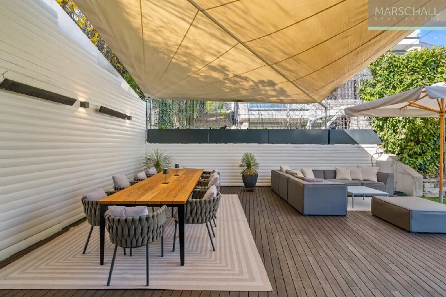 Abgeschattete Terrasse mit elektrischem Baldachin