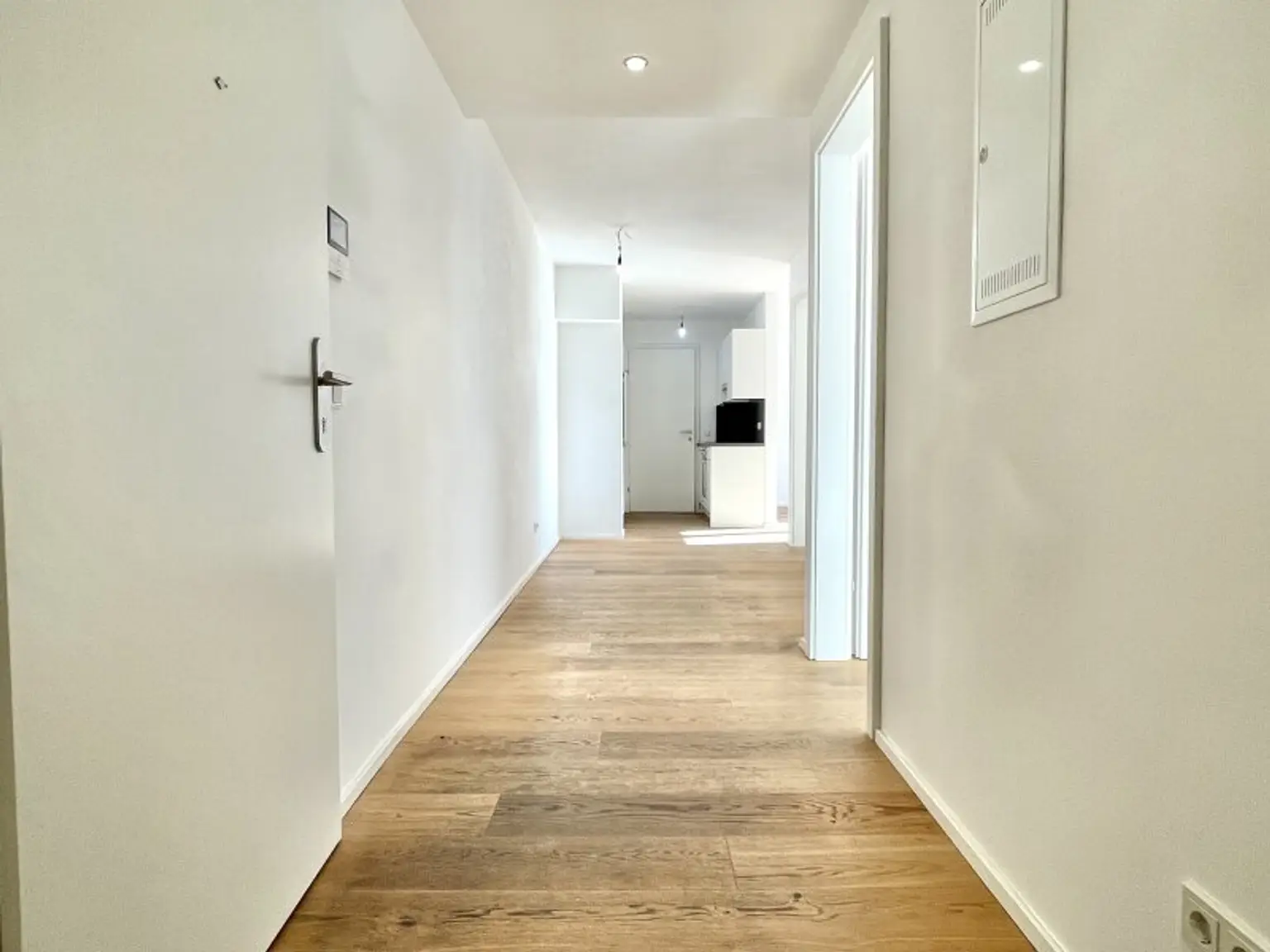 *TERRASSENTRAUM - Goldener Hirsch – Stilvolle 3-Zimmer-Wohnung mit Terrasse & Balkon in der Ziedlergasse, 23. Bezirk*