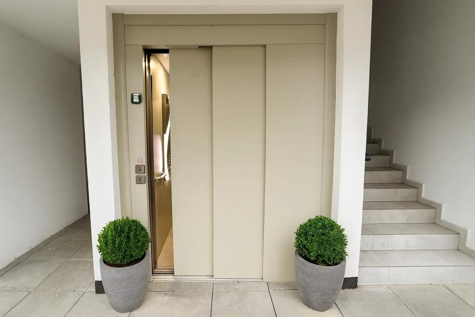 Lift und Stiegenhaus