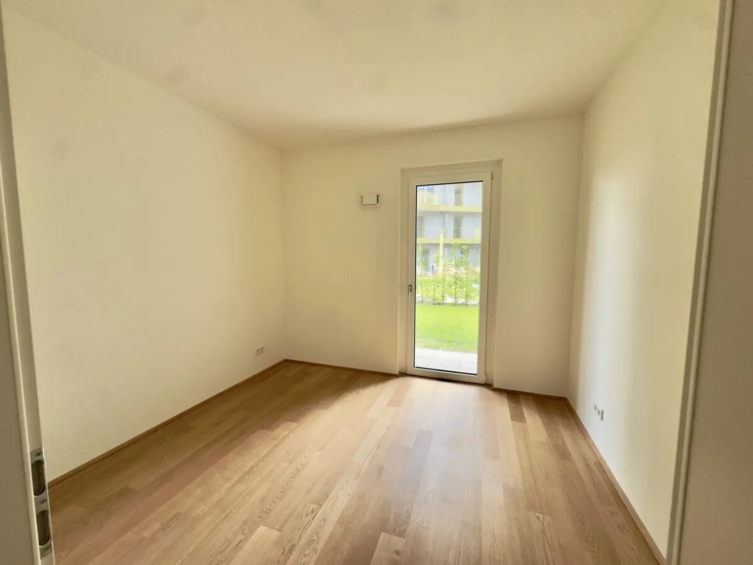 Provisionsfrei: Gerasdorfer Straße - Erstbezug 3 Zimmer Wohnung mit 60m2 Garten: Von der Sonne geküsst