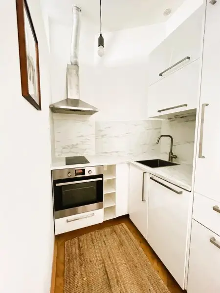 WOHNJUWEL: Elegante, modernisierte 2-Zimmer-Altbauwohnung in bester Lage ab sofort zu kaufen!