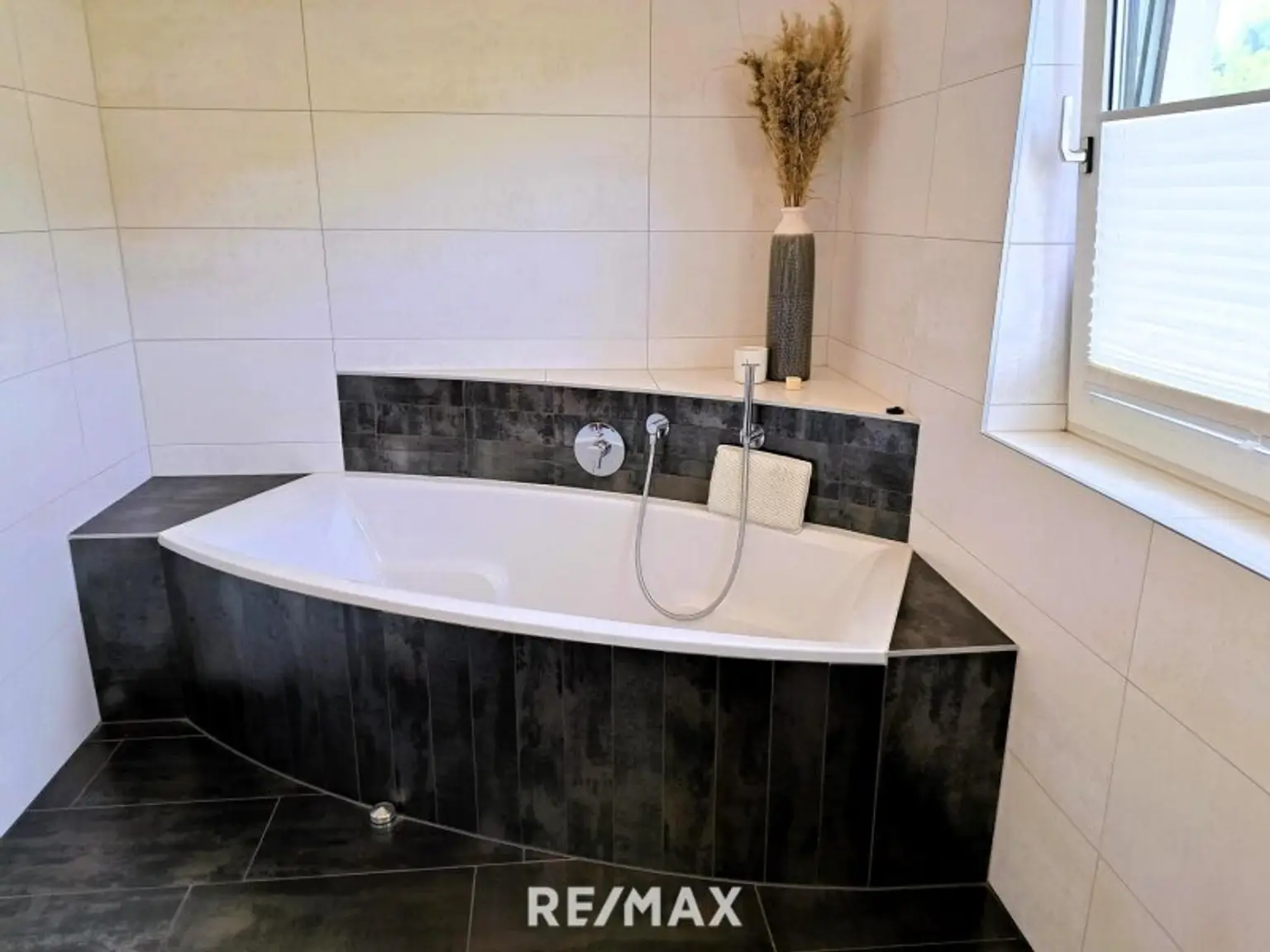 OG - Badezimmer mit Wanne und Dusche