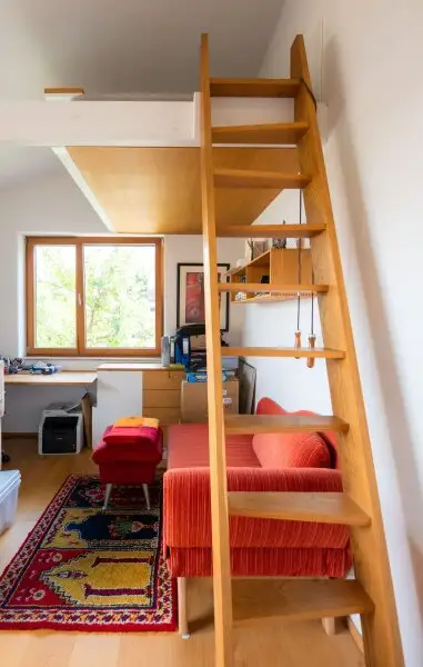 Dachgeschosswohnung in Ruhelage mit traumhaftem Grünblick, eigenem Garten und Garage