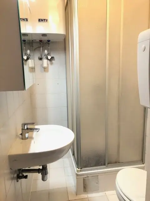 Bad mit Dusche, WC und Waschmaschinen-Anschluss