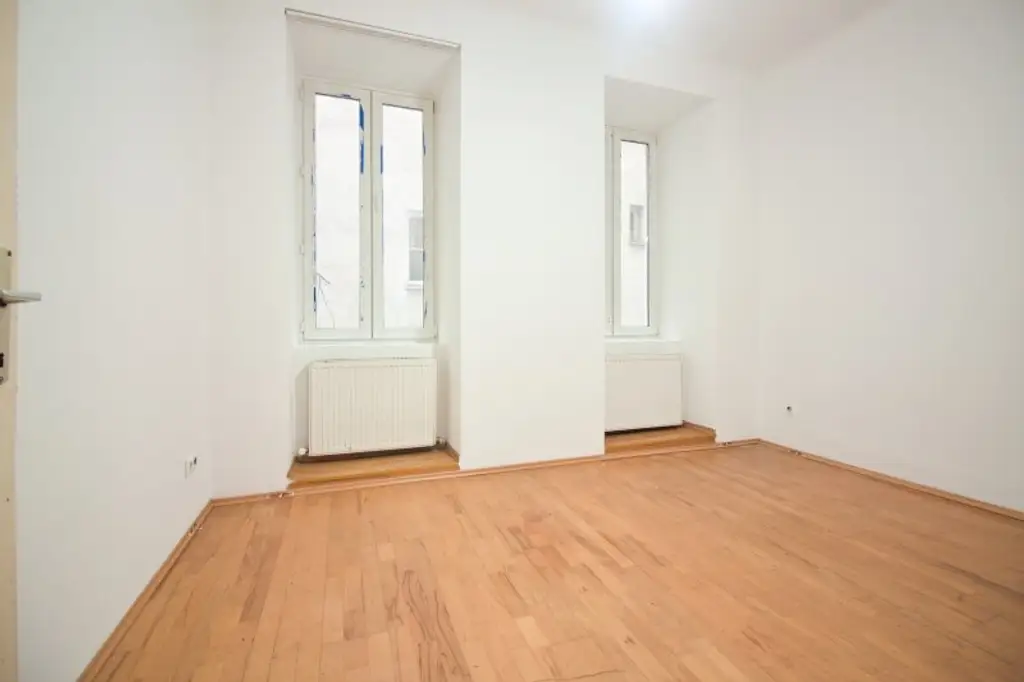 Sanierungsbedürftig | 3 Zimmer Altbau-Wohnung | ruhige Innenhoflage | zentral begehbar