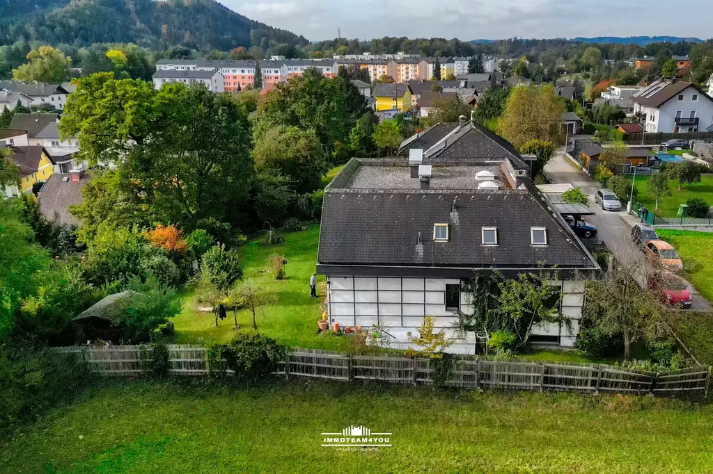 Sie brauchen viel Platz? Wir haben die Lösung. Sanierungsbedürftiges Architektenhaus in bester Lage.
