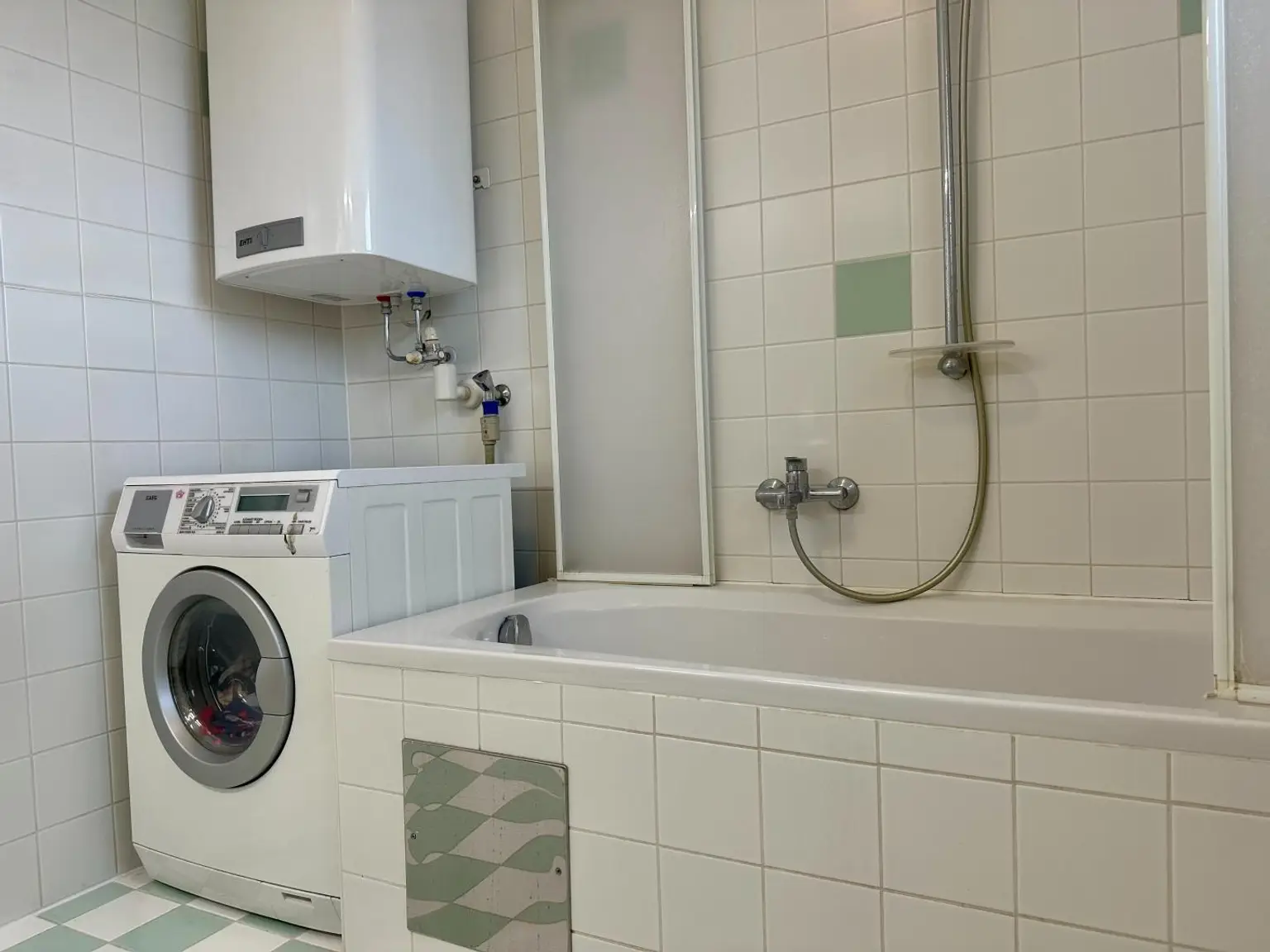 Bad mit WC und Fenster