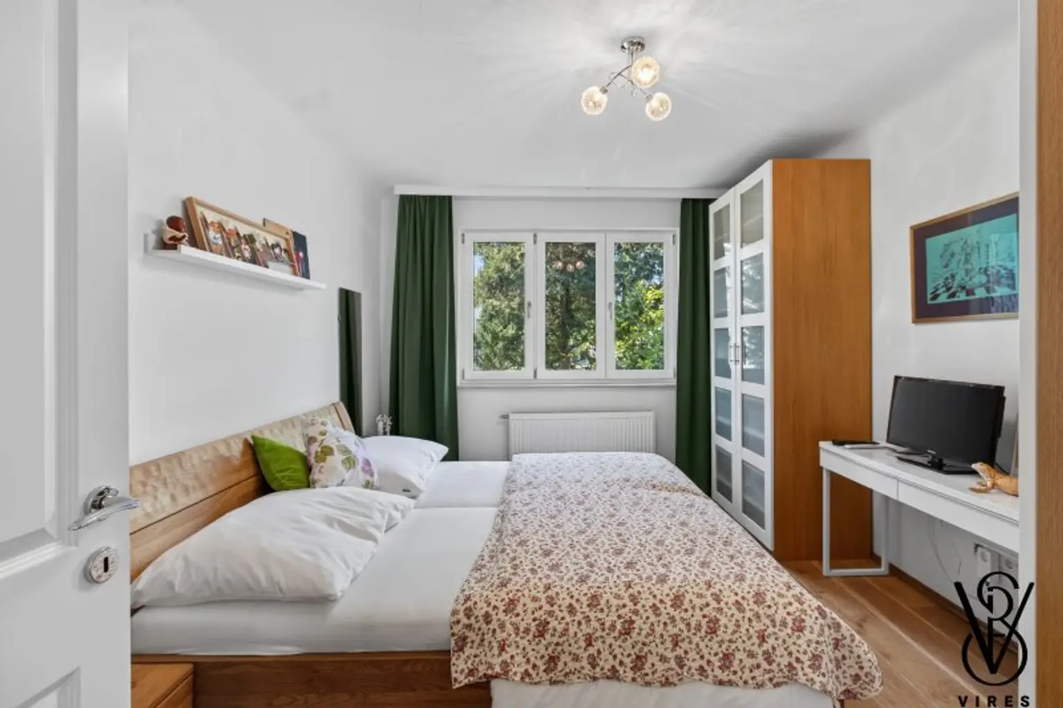 Erdgeschoss: Schlafzimmer mit Blick ins Grüne