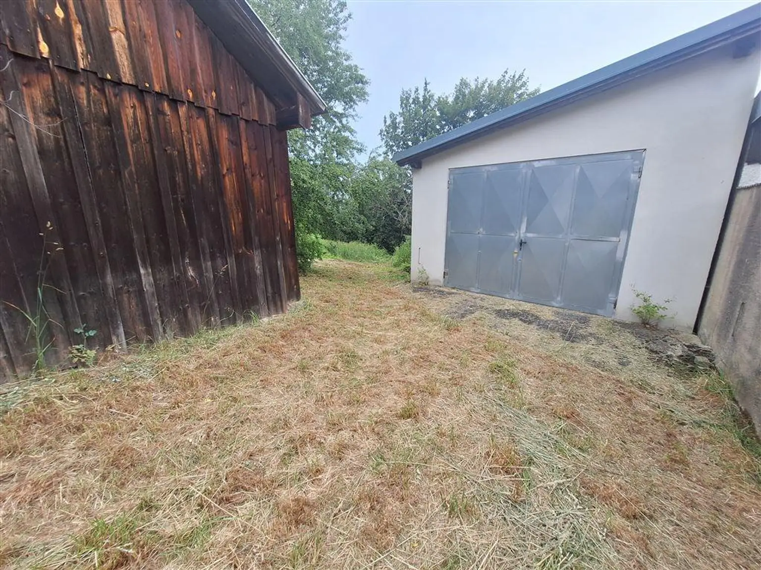 Charmante, großzügige Altbau-Villa mit Nebengebäuden auf großem Baugrundstück zu verkaufen